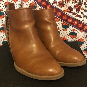 Brown faux leather DV heeled booties size 8